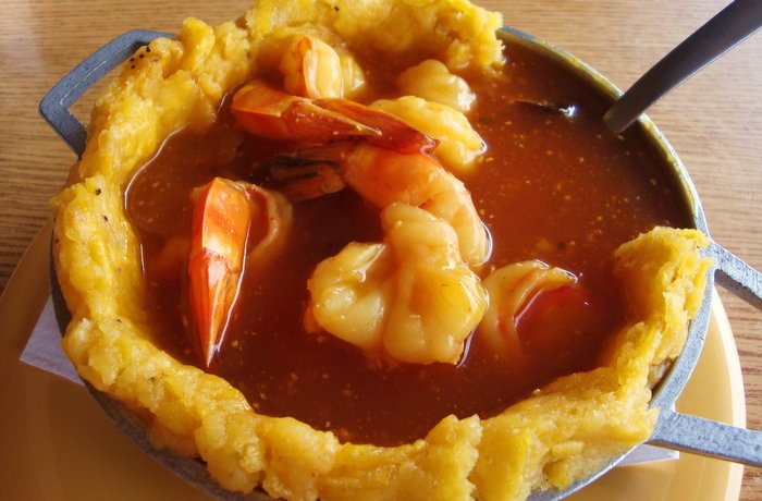 Mofongo dominicano y puertorriqueño con chicharrón y caldo receta casera