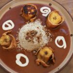 Mole guatemalteco de plátano maduro con chocolate y ajonjolí receta casera