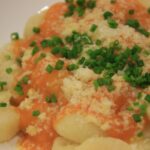 Ñoquis de papa caseros con salsa de tomate receta argentina