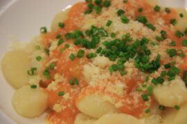 Ñoquis de papa caseros con salsa de tomate receta argentina