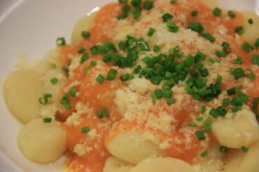 Ñoquis de papa caseros con salsa de tomate receta argentina