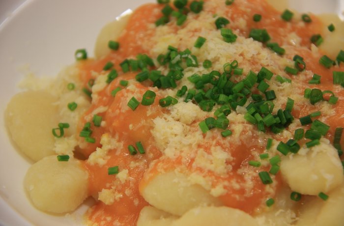 Ñoquis de papa caseros con salsa de tomate receta argentina