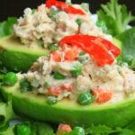 Palta rellena con pollo y verduras decorada con huevo receta peruana