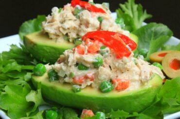Palta rellena con pollo y verduras decorada con huevo receta peruana