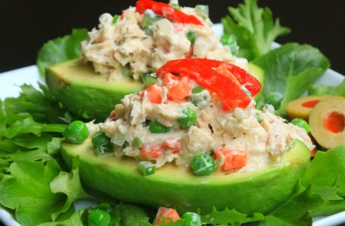Palta rellena con pollo y verduras decorada con huevo receta peruana