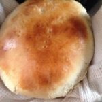 Pan amasado chileno casero recién horneado receta tradicional