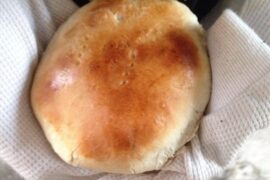 Pan amasado chileno casero recién horneado receta tradicional