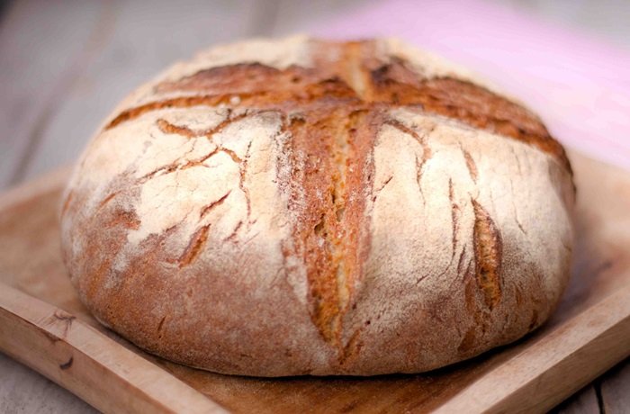 Pan de Altamura italiano de sémola con masa madre receta de Puglia