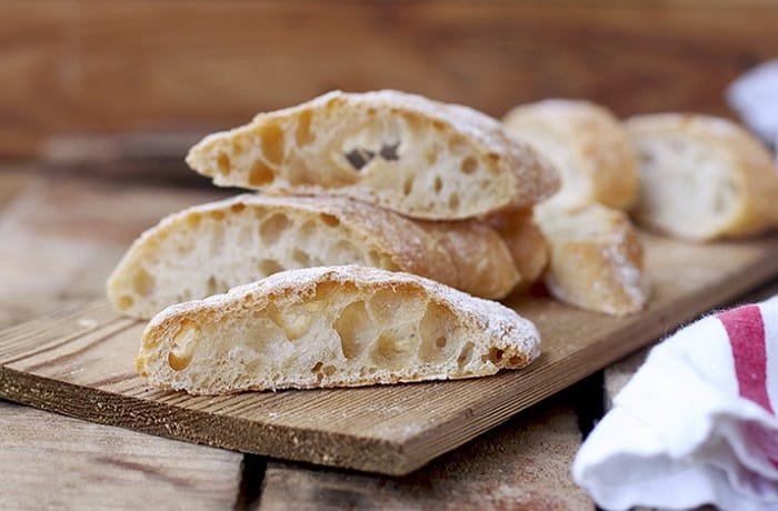 Pan de cristal español de corteza fina y crujiente
