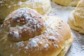 Pan de Mallorca puertorriqueño en espiral con azúcar glas receta de Puerto Rico