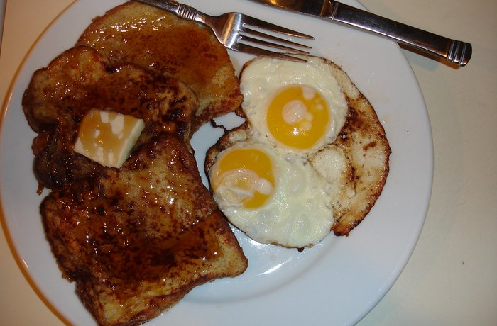 Pan francés mexicano con miel y azúcar glas para el desayuno