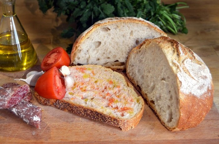 Pan payés catalán o pa de pagès receta tradicional de Cataluña