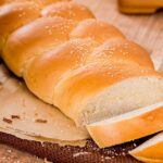 Pan trenza colombiano dulce con ajonjolí