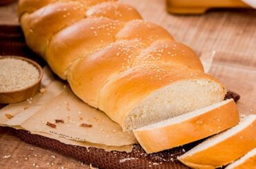Pan trenza colombiano dulce con ajonjolí