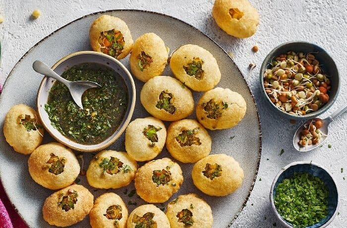 Pani puri indio pan frito relleno con salsa pani receta de India