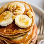 Panqueques de plátano y avena con arándanos y miel receta casera