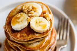 Panqueques de plátano y avena con arándanos y miel receta casera