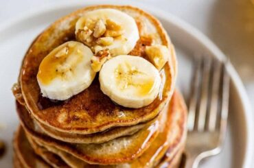 Panqueques de plátano y avena con arándanos y miel receta casera