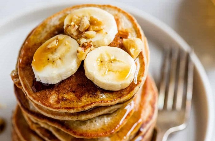 Panqueques de plátano y avena con arándanos y miel receta casera