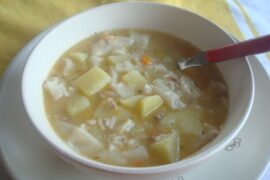 Pantrucas chilenas caseras en caldo de carne con huevo receta tradicional