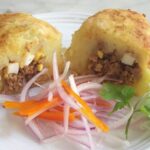 Papas rellenas de carne doradas con salsa criolla receta peruana