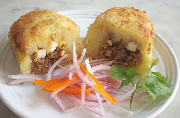 Papas rellenas de carne doradas con salsa criolla receta peruana