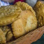 Pastelitos andinos venezolanos fritos rellenos de queso y pollo con arroz