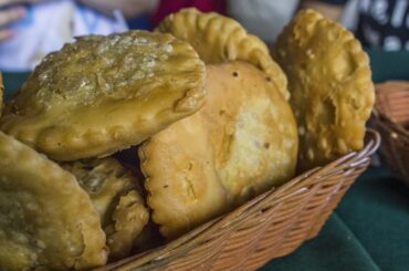 Pastelitos andinos venezolanos fritos rellenos de queso y pollo con arroz