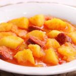 Patatas a la riojana con chorizo y pimentón en cazuela receta tradicional