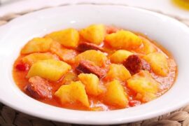Patatas a la riojana con chorizo y pimentón en cazuela receta tradicional