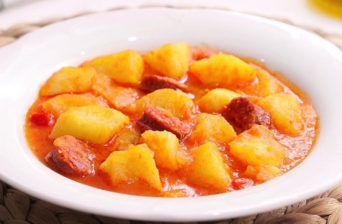 Patatas a la riojana con chorizo y pimentón en cazuela receta tradicional