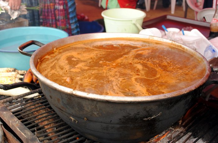Pepián guatemalteco de pollo en recado con güisquil papa y ejote receta tradicional