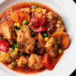 Picante de pollo andino con papas y arvejas en salsa de ají colorado receta peruana