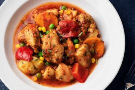 Picante de pollo andino con papas y arvejas en salsa de ají colorado receta peruana