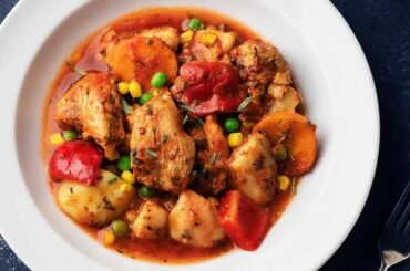 Picante de pollo andino con papas y arvejas en salsa de ají colorado receta peruana