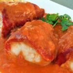Pimientos del piquillo rellenos de bacalao con salsa de piquillos receta española
