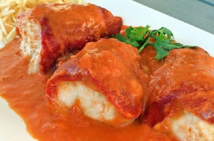 Pimientos del piquillo rellenos de bacalao con salsa de piquillos receta española