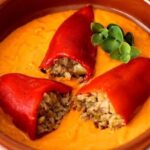 Pimientos del piquillo rellenos de carne con salsa de nata receta española