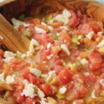 Pipirrana de Jaén con tomate, pepino, pimiento y aceitunas receta andaluza