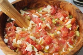 Pipirrana de Jaén con tomate, pepino, pimiento y aceitunas receta andaluza