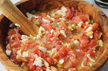 Pipirrana de Jaén con tomate, pepino, pimiento y aceitunas receta andaluza