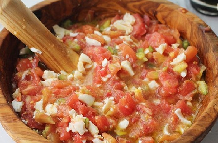 Pipirrana de Jaén con tomate, pepino, pimiento y aceitunas receta andaluza