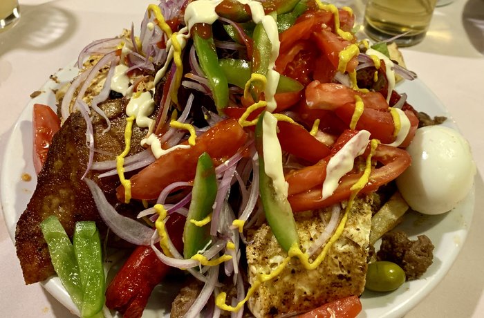 Pique macho boliviano de Cochabamba con papas fritas, locoto y huevo duro