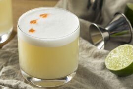 Pisco sour con espuma y gotas de amargo de angostura receta peruana