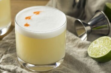 Pisco sour con espuma y gotas de amargo de angostura receta peruana
