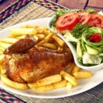 Pollo a la brasa peruano con papas fritas en el ranking de TasteAtlas