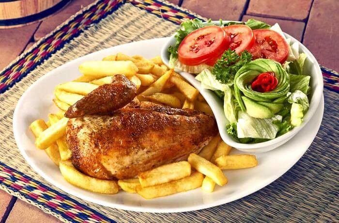 Pollo a la brasa peruano con papas fritas en el ranking de TasteAtlas