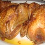 Pollo al horno casero entero con papas doradas, ajo, limón y hierbas receta casera