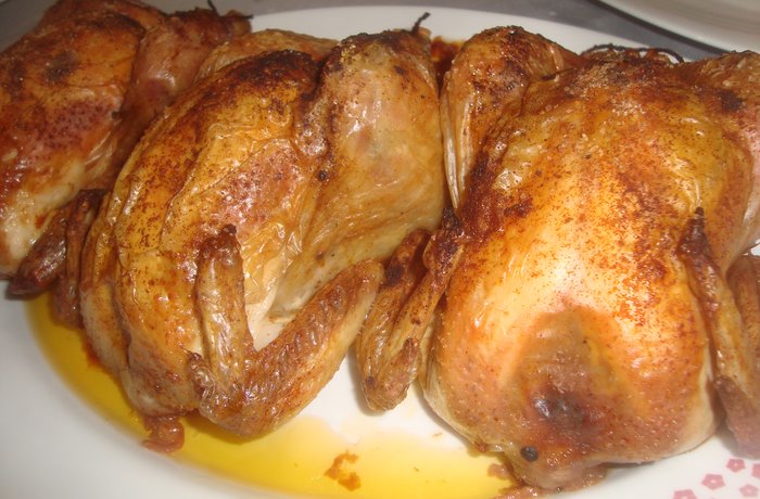 Pollo al horno casero entero con papas doradas, ajo, limón y hierbas receta casera