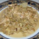 Pollo al vino nicaragüense con ciruelas pasas, alcaparras y aceitunas